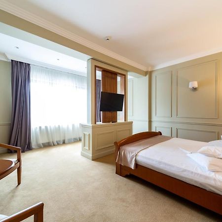 Hotel Amadeus Focşani Extérieur photo