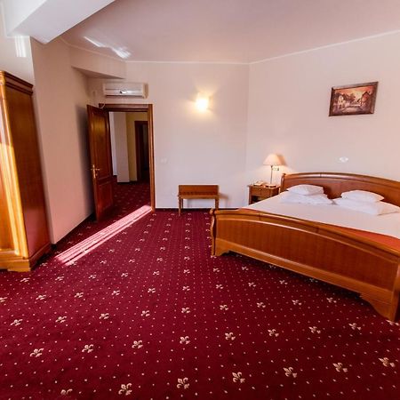 Hotel Amadeus Focşani Extérieur photo