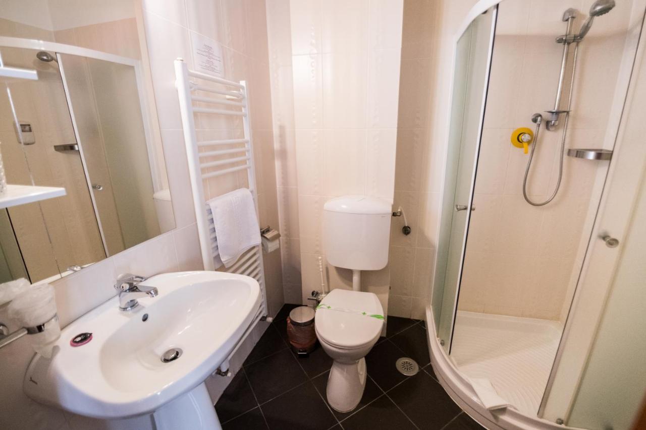 Hotel Amadeus Focşani Extérieur photo