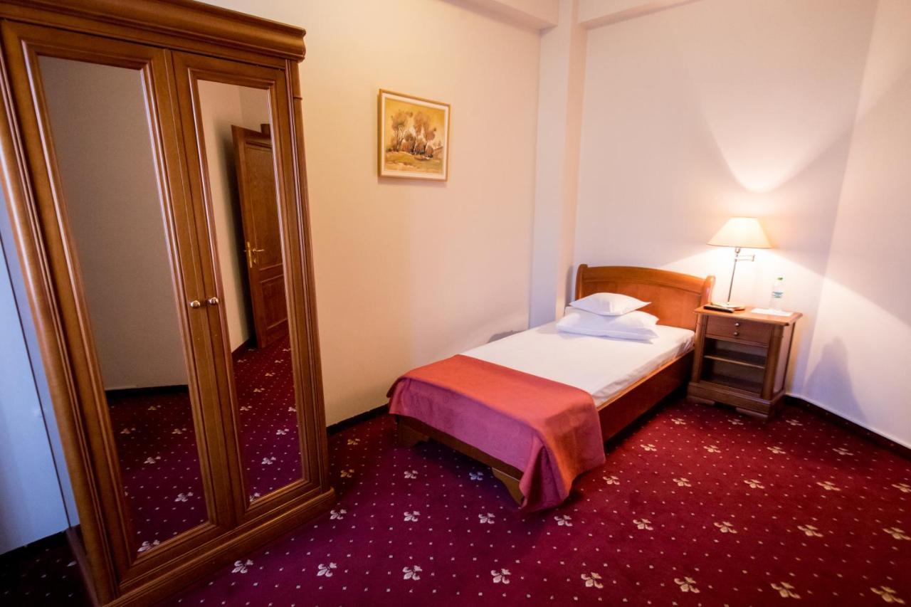 Hotel Amadeus Focşani Extérieur photo