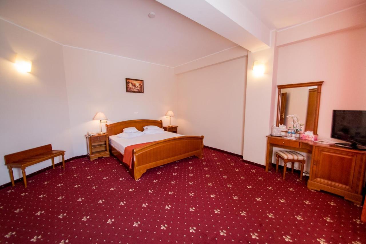 Hotel Amadeus Focşani Extérieur photo