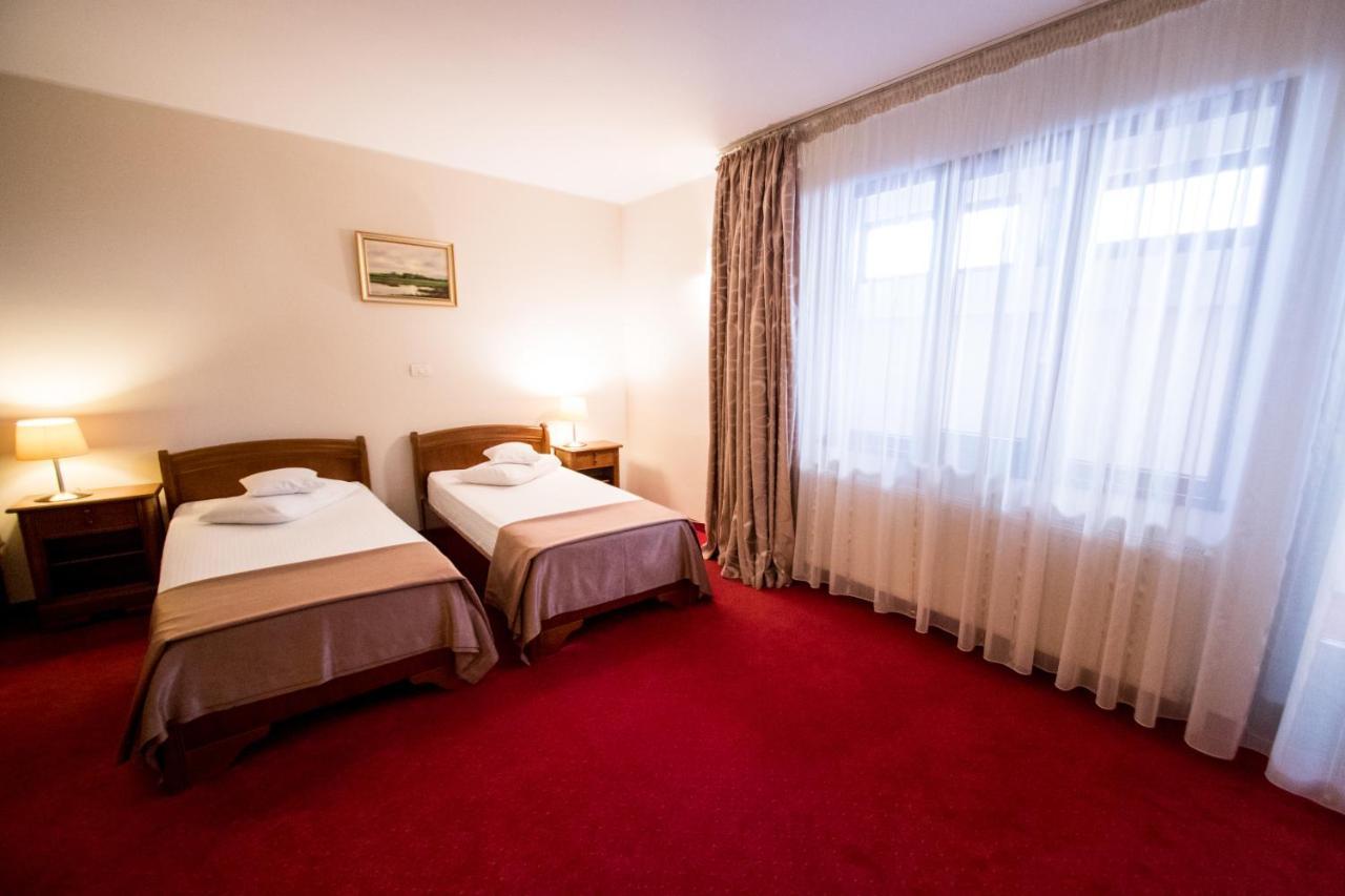 Hotel Amadeus Focşani Extérieur photo