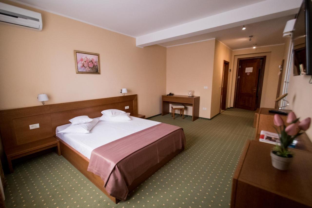 Hotel Amadeus Focşani Extérieur photo