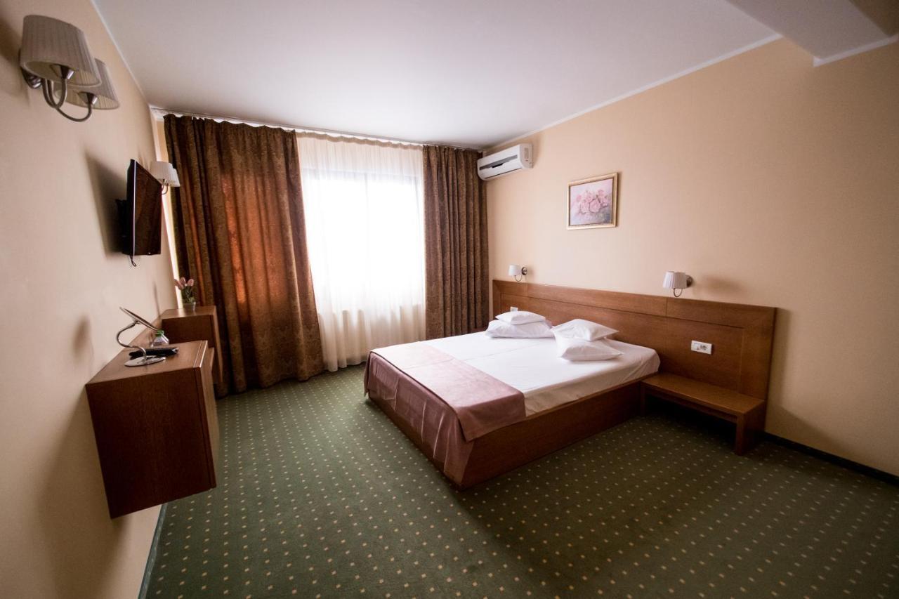 Hotel Amadeus Focşani Extérieur photo