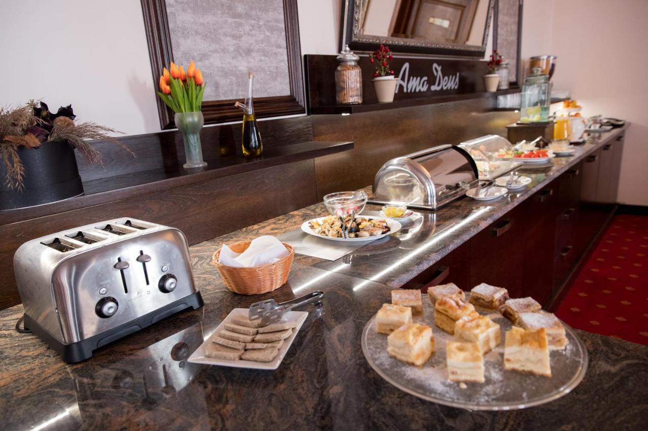 Hotel Amadeus Focşani Extérieur photo