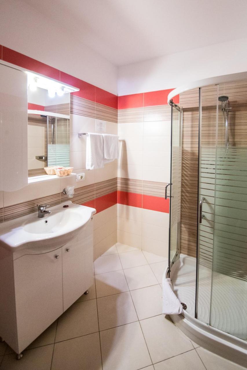 Hotel Amadeus Focşani Extérieur photo